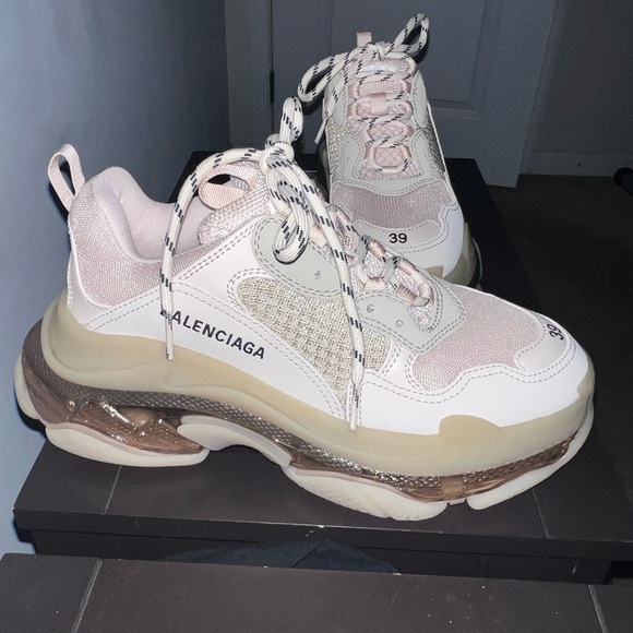BALENCIAGA WOMEN'S TRIPLE S CLEAR SOLE SNEAKER IN BEIGE- Dust bag not included - Picture 2 of 6